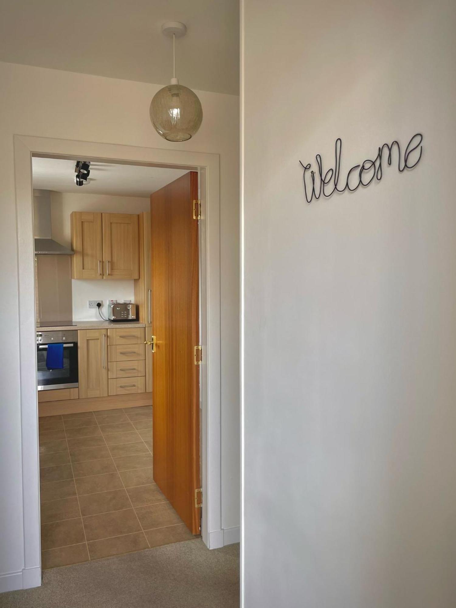 Bright 2-Bedroom Apartment With Parking In Монтроз Экстерьер фото