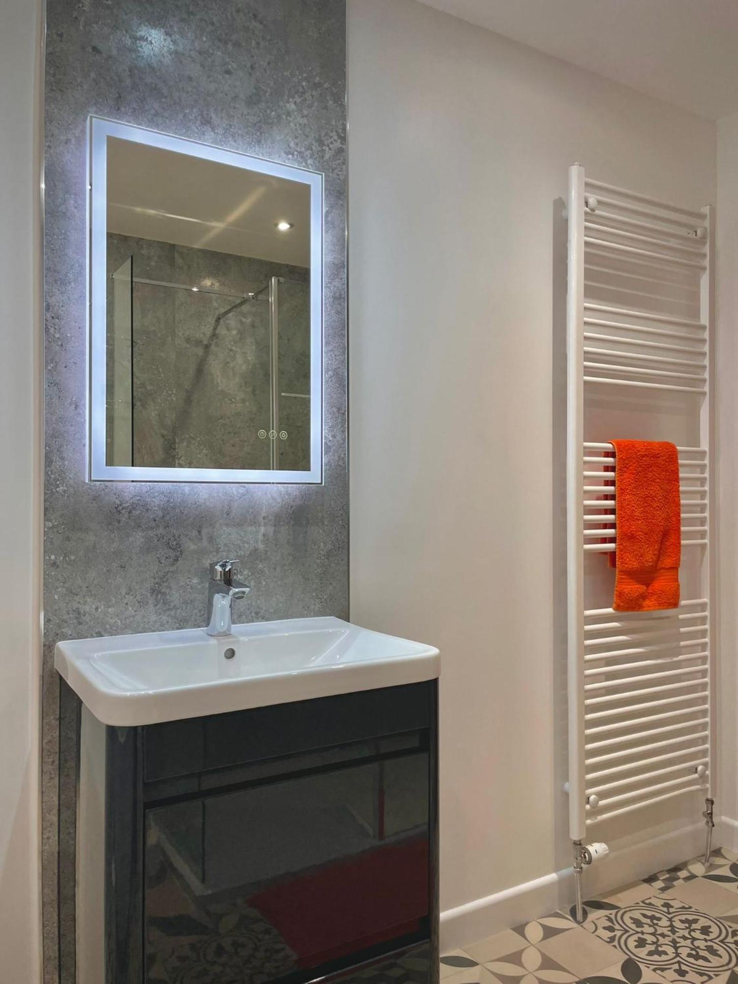 Bright 2-Bedroom Apartment With Parking In Монтроз Экстерьер фото