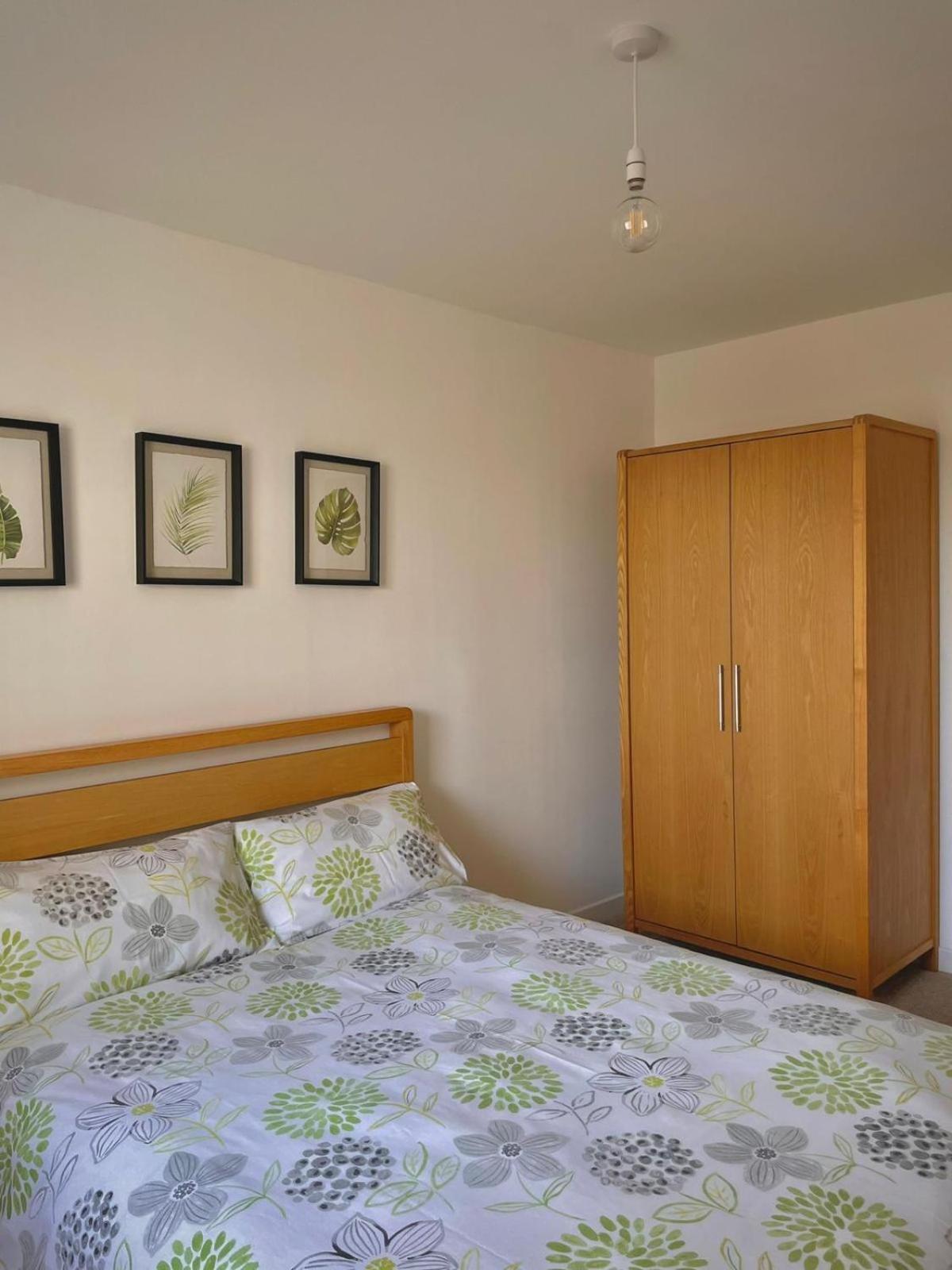 Bright 2-Bedroom Apartment With Parking In Монтроз Экстерьер фото