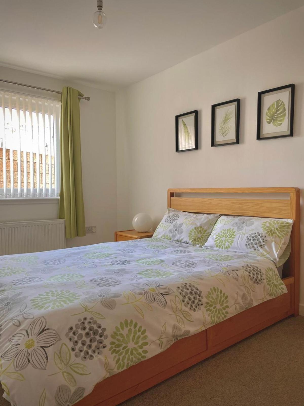 Bright 2-Bedroom Apartment With Parking In Монтроз Экстерьер фото