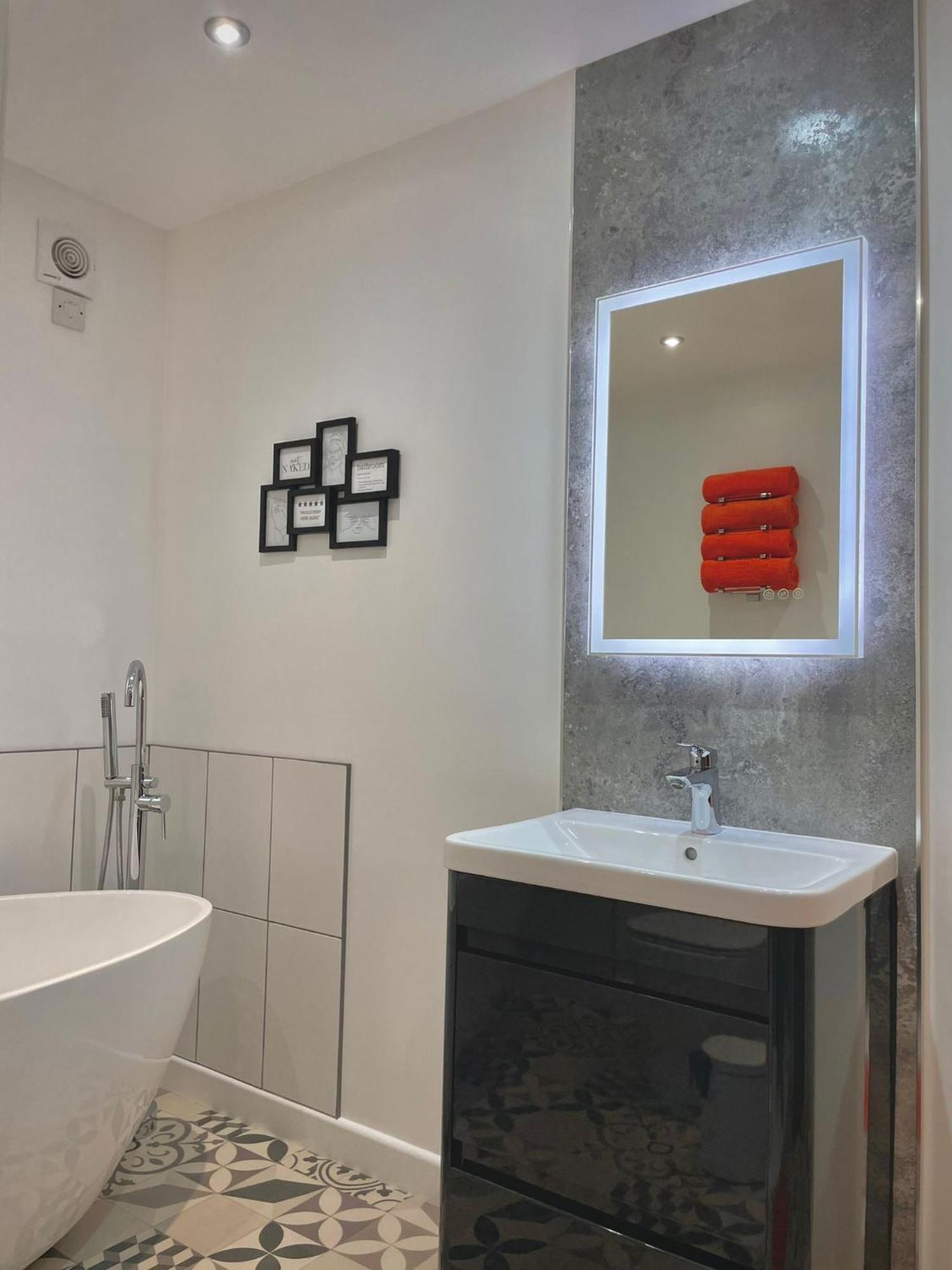 Bright 2-Bedroom Apartment With Parking In Монтроз Экстерьер фото