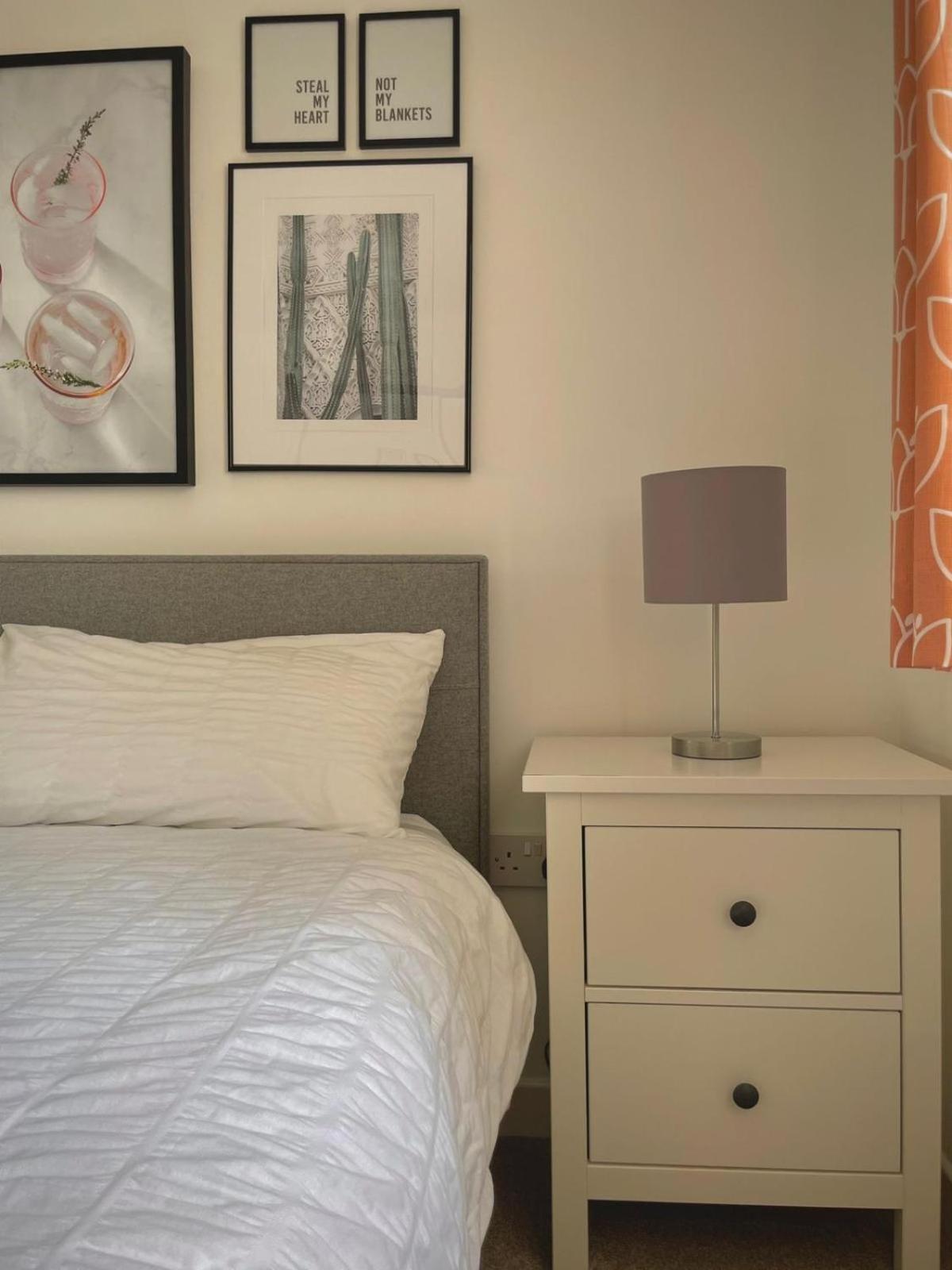 Bright 2-Bedroom Apartment With Parking In Монтроз Экстерьер фото