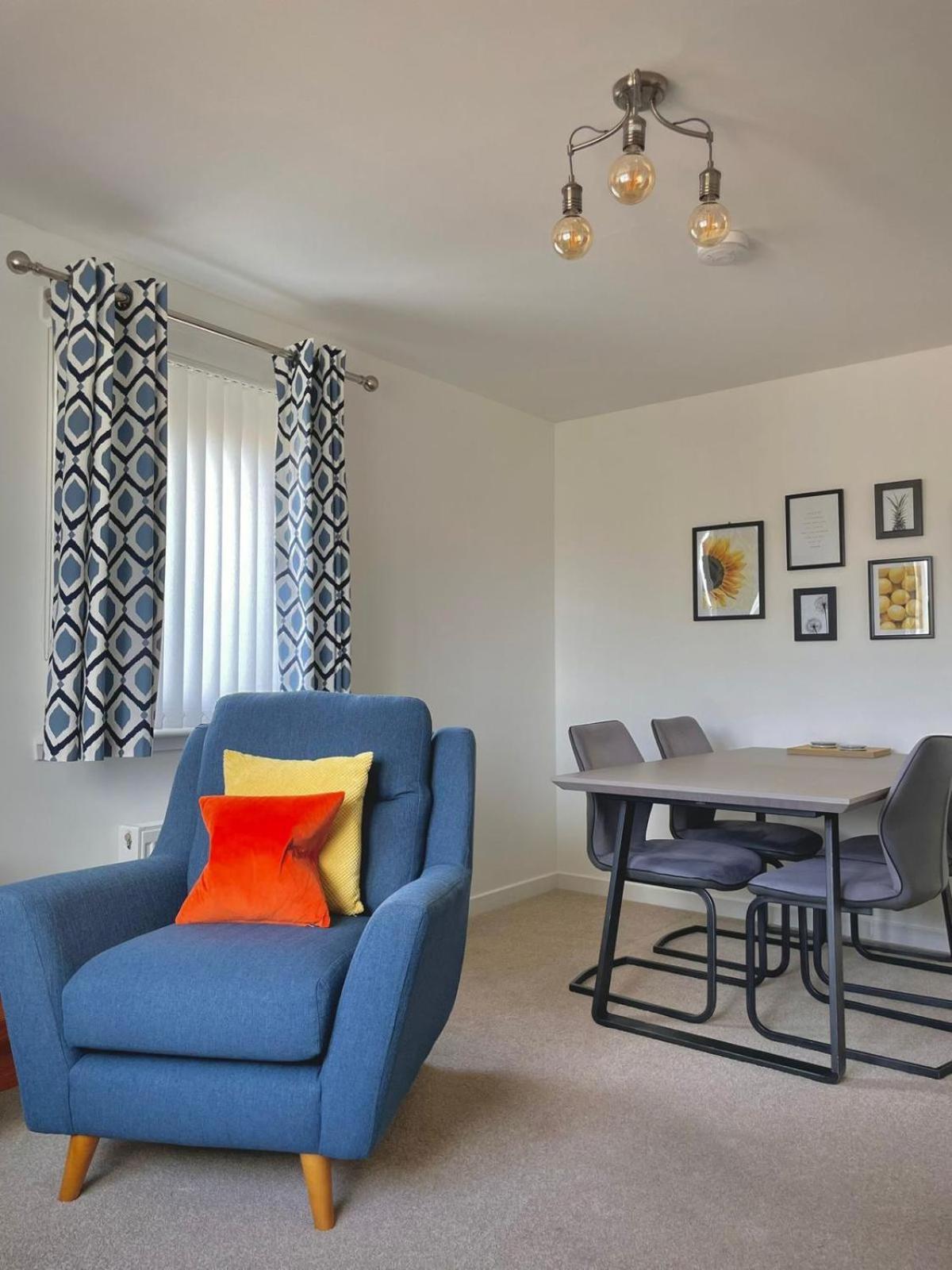 Bright 2-Bedroom Apartment With Parking In Монтроз Экстерьер фото