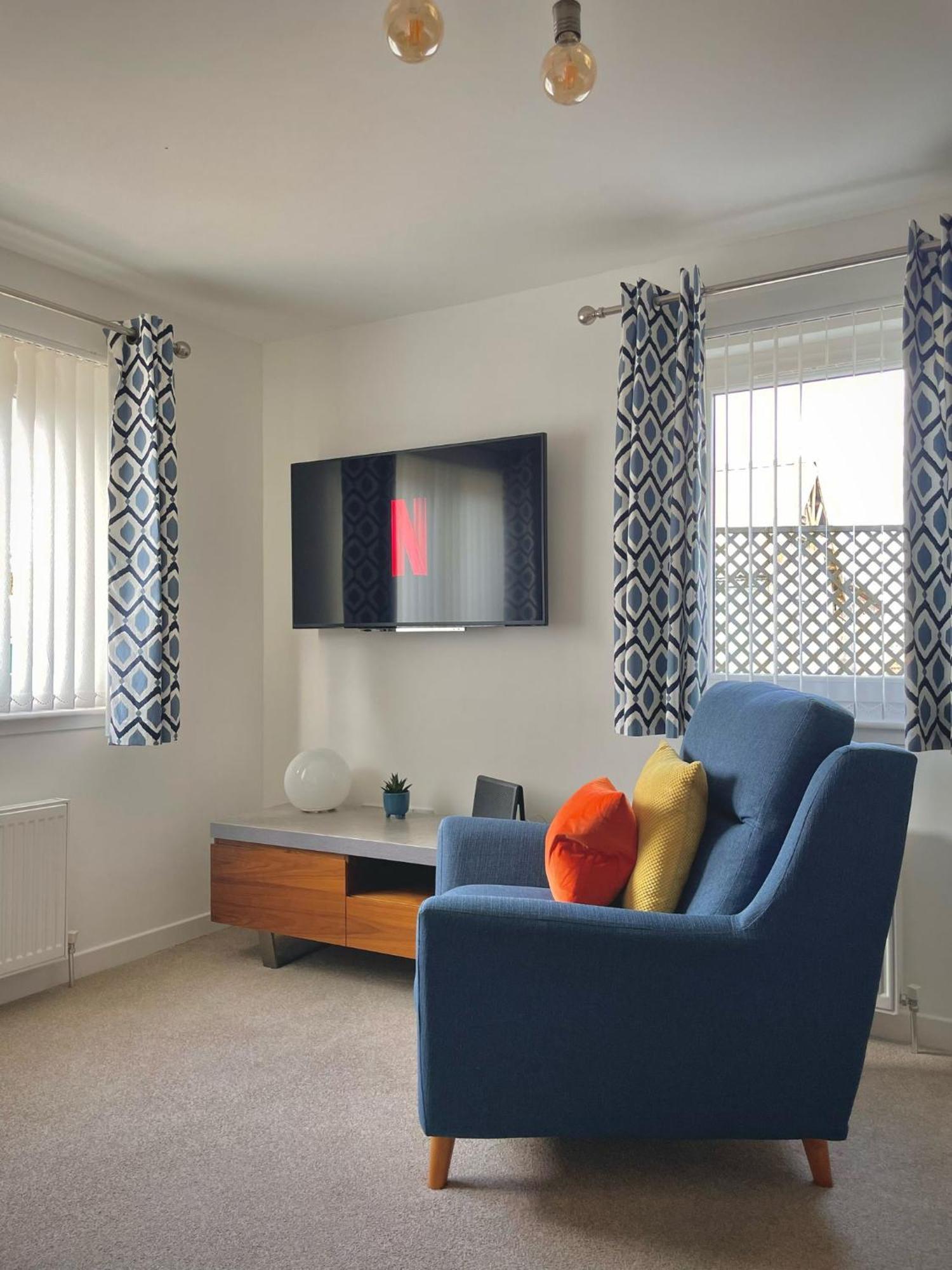 Bright 2-Bedroom Apartment With Parking In Монтроз Экстерьер фото